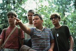 Die vier Freunde Gordie (Wil Wheaton, l.), Chris (River Phoenix, 2.v.l.), Teddy (Corey Feldman, r.) und Vern (Jerry O&acute;Connell, 3.v.l.) treffen sich, um gemeinsam nach der Leiche eines vermissten Jungen zu suchen. Doch ihr mehrt&auml;giger Ausflug durch die Landschaft Oregons h&auml;lt einige &Uuml;berraschungen f&uuml;r sie bereit.