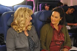Kate Parks (Tia Carrere) will so schnell wie m&ouml;glich heim zu T&ouml;chterchen Samantha. Ein Jahr lang war die Schriftstellerin auf Lesereise mit ihrem Buch, in dem sie den Tod ihres Mannes verarbeitet. Er starb bei einem Flugzeugabsturz, die Ermittlungen wurden verschleppt. Jetzt sitzt Kate selbst im Flieger &ndash; und ein Sonnensturm zerst&ouml;rt die Elektronik.