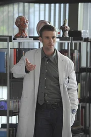 Sollte der Patient nicht wieder gesund werden, verliert das Krankenhaus seinen Status als Level 1-Trauma-Zeitrum. Dr. Chase (Jesse Spencer) steht unter Druck ...