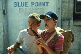 L-R: River Phoenix (Chris Chambers) und Wil Wheaton (Gordie Lachance)