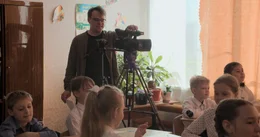 Pawel &bdquo;Pascha&ldquo; Talankin  mit seiner Videokamera in einem Klassenzimmer.