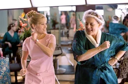 Erst sp&auml;t findet Elle (Reese Witherspoon, l.) in der Kongressabgeordneten Libby Hauser (Dana Ivey, r.) eine starke Verb&uuml;ndete ...