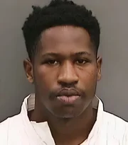 Howell Donaldson III jobbt in einem Fast-Food-Restaurant in Tampa. Als er einer Kollegin eine verdächtige Tüte übergibt, wird diese misstrauisch. Howell Donaldson III jobbt in einem Fast-Food-Restaurant in Tampa. Als er einer Kollegin eine verdächtige Tüte übergibt, wird diese misstrauisch.