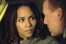 Rowena Price (Halle Berry) wickelt Harrison Hill (Bruce Willis) um ihre Finger. Wird er ihr falsches Spiel durchschauen?