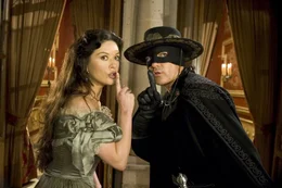 Zorro (Antonio Banderas, r.) ist wieder da. Doch seine Ehefrau (Catherine Zeta-Jones, l.), ist &uuml;ber den Einsatz ihres Alejandro nicht begeistert, im Gegenteil. Schlie&szlig;lich hat er nach der Geburt des Sohnes geschworen, sich aus allen Abenteuern und K&auml;mpfen herauszuhalten ...