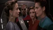 L-R: Lenara Kahn (Susanna Thompson), Worf (Michael Dorn), Kira Nerys (Nana Visitor) und Jadzia Dax (Terry Farrell)