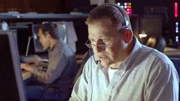 Ned Hatch (Tim Abell) von der Flugsicherung hat keinen Kontakt zur Maschine mehr..Ned Hatch (Tim Abell) von der Flugsicherung hat keinen Kontakt zur Maschine mehr..