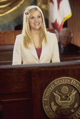 Als Elle (Reese Witherspoon) herausfindet, dass ihre geliebten Chihuahua-H&uuml;ndchen als kosmetische Testobjekte missbraucht werden, zieht sie in Washington vor Gericht und nimmt in Sachen Tierschutz das Gesetz in die eigenen wohl manik&uuml;rten H&auml;nde ...