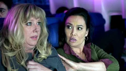 Nachdem das Flugzeug in einen Sonnensturm gekommen ist, versucht Kate (Tia Carrere, re.) ihre Sitznachbarin Krista (Meghan McLeod) zu beruhigen..Nachdem das Flugzeug in einen Sonnensturm gekommen ist, versucht Kate (Tia Carrere, re.) ihre Sitznachbarin Krista (Meghan McLeod) zu beruhigen..