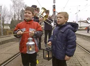 Das Friedenslicht kommt jedes Jahr per Flugzeug aus Israel und wird per Bahn in ganz &Ouml;sterreich verteilt - nat&uuml;rlich auch auf der Salzburger Lokalbahn.