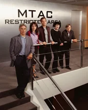 (1. Staffel) - Naval Criminal Investigation Service: Leroy Gibbs (Mark Harmon, l.), Dr. Donald Mallard (David McCallum, r.), Caitlin Todd (Sasha Alexander, 2.v.l.), Abby Sciuto (Pauley Perrette, 2.v.r.) und Anthony DiNozzo (Michael Weatherly, M.) ...