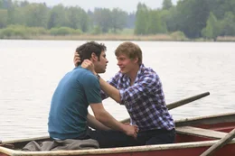 Der romantische Bootstrip der beiden Verliebten (Manuel Wittig, l. und Andreas Helgi Schmid, r.) wird zum Desaster - am Ufer zerrei&szlig;t sich das ganze Dorf das Maul ...