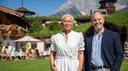 Amazing Hotels &ndash; Biohotel Stanglwirt, &Ouml;sterreich Moderatoren Monica Galetti, Rob Rinder vor dem Stanglwirt Hotel, &Ouml;sterreich