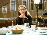 Brunettis Ehefrau Paola (Julia J&auml;ger) &uuml;berlegt, in welcher Farbe sie ihre Wohnung streichen soll.