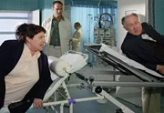 MDR Fernsehen IN ALLER FREUNDSCHAFT FOLGE 272, "Versprechungen", am Donnerstag (28.03.13) um 11:40 Uhr. Das zum sechsten Mal geschiedene Ehepaar Gerhard wird in die Sachsenklinik eingeliefert - beide mit einer Sprunggelenksfraktur. Karla Gerhard (Hildegard Alex, li.); Dr. Achim Kreutzer (Johannes Steck, mi.); Karl Gerhard (Carl-Heinz Choynski, re.)