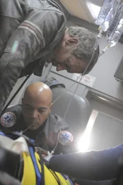 Im Krankenwagen stirbt Hannah, der House (Hugh Laurie, l.) zuvor ein Bein amputierte, um sie zu befreien. Der Arzt macht sich schwere Vorw&uuml;rfe ...