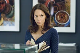Eingeschleust als Aushilfe arbeitet Rowena (Halle Berry) in der Agentur des Werbegurus Harrison Hall und versucht so herauszufinden, was er mit dem Tod ihrer Freundin Grace zu tun hat. Denn offensichtlich hatte der verheiratete Multimillion&auml;r kurz vor ihrem Tod ein Verh&auml;ltnis mit ihr ...