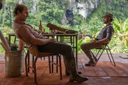 Kenny Wells (Matthew McConaughey, l.); Michael Acosta (Edgar Ramirez, r.)