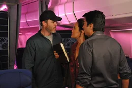 Kate Parks (Tia Carrere) will so schnell wie m&ouml;glich heim zu T&ouml;chterchen Samantha. Ein Jahr lang war die Schriftstellerin auf Lesereise mit ihrem Buch, in dem sie den Tod ihres Mannes verarbeitet. Er starb bei einem Flugzeugabsturz, die Ermittlungen wurden verschleppt. Jetzt sitzt Kate selbst im Flieger &ndash; und ein Sonnensturm zerst&ouml;rt die Elektronik.
