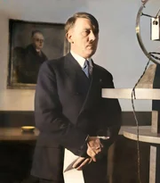 Hitler nutzt das Radio, um seine Propaganda in jedes Wohnzimmer zu bringen. Moderne Medien werden zum Werkzeug der Diktatur.