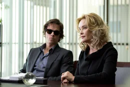 Roberta (Jessica Lange, r.) hilft ihrem skrupellosen Sohn Jim (Mark Wahlberg, l.) ein allerletztes Mal aus der Patsche, doch der bringt mit seiner Spielsucht mittlerweile nicht mehr nur sein eigenes Leben in Gefahr ...