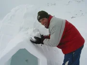 Willi erf&auml;hrt im Engadin, wie man im Schnee und Eis &uuml;berleben kann - in einem Iglu n&auml;mlich!