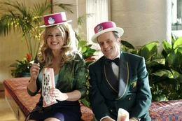 Als Paulette (Jennifer Coolidge, r.) den liebenswerten Hotelportier Sid Post (Bob Newhart, l.) kennen lernt, ist es schon bald um sie geschehen ...
