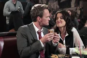 Robin (Cobie Smulders, r.) ist entschlossen, Barney (Neil Patrick Harris, l.) um jeden Preis zur&uuml;ckzugewinnen, w&auml;hrend sich Ted als Babysitter f&uuml;r Marvin anbietet.