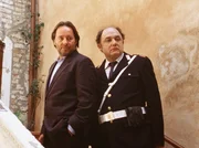 Endlich haben Commissario Brunetti (Uwe Kockisch, li.) und sein Assistent Sergente Vianello (Karl Fischer) eine vielversprechende Spur.