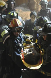 House amputiert das Bein der eingeklempten Hannah, um sie zu befreien. Cuddy (Lisa Edelstein, hinten) &uuml;berwacht die Bergung ...