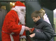 Der Weihnachtsmann beschert die Kinder auch auf der Plattform.