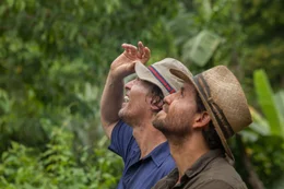 Kenny Wells (Matthew McConaughey, l.); Michael Acosta (Edgar Ramirez, r.)