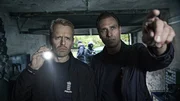 Zwei der Ermittler SP (Alexandre Willaume, r.) und Simon Clausen (Peder Thomas Pedersen, l.) kommen der Herkunft der benutzten Waffen auf die Spur. Zwei der Ermittler SP (Alexandre Willaume, r.) und Simon Clausen (Peder Thomas Pedersen, l.) kommen der Herkunft der benutzten Waffen auf die Spur.