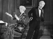 MDR Fernsehen JAHRE DINNER FOR ONE, Turbulent geht es zu bei dem ungew&ouml;hnlichen Geburtstagsdinner von Mrs Sophie (May Warden) und ihrem Butler James (Freddie Frinton).