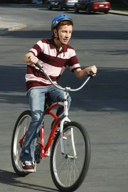 Nachdem Lynette Celia das Leben gerettet hat, machen Carlos und Gabrielle der Familie ein tolles Geschenk. Parker (Joshua Moore) ist begeistert dar&uuml;ber ...