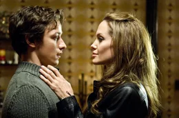 Wesley Gibson (James McAvoy), Fox (Angelina Jolie)
