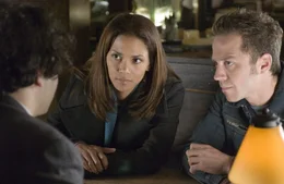 Rowena (Halle Berry, l.) und Miles (Giovanni Ribisi, r.) sind dabei, einen Mord aufzukl&auml;ren. Sie glauben den Schuldigen bereits gefunden zu haben, aber nach langen Ermittlungen geraten sie immer tiefer in ein Netz aus Familienintrigen ...