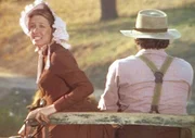 Charles Ingalls (Michael Landon, r.) und seine Frau Caroline (Karen Grassle, l.) fahren diesmal ohne ihre Kinder in den Urlaub.