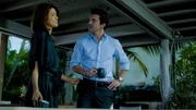 Kono (Grace Park, l.) gesteht Adam (Ian Anthony Dale, r.), dass sie sich aufgrund seiner ehemals korrupten Familien um ihre gemeinsame Zukunft sorgt ...