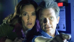 Gemeinsam mit Jake (David Chokachi) versucht Kate (Tia Carrere) die Situation und das Flugzeug in den Griff zu bekommen...Gemeinsam mit Jake (David Chokachi) versucht Kate (Tia Carrere) die Situation und das Flugzeug in den Griff zu bekommen...
