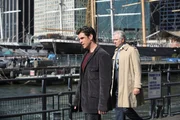Det. Don Flack (Eddie Cahill, l.) f&uuml;hrt Chief Ted Carver (John Larroquette) zum Hudson River. Die Leiche einer Frau, die schwer misshandelt und erschossen wurde, wurde dort geborgen.