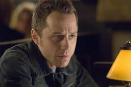 Der Technik-Freak Miles (Giovanni Ribisi) verspricht der Journalistin Rowena seine Mithilfe bei der Aufkl&auml;rung des Mordfalls an ihrer Freundin und checkt als erstes die Email-Accounts der Toten. Dabei st&ouml;&szlig;t er auf eine sehr intime Korrespondenz mit einem gewissen "ADEX" ...