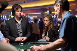 Wird Bennett (Mark Wahlberg, l.) eine zweite Chance von Amy (Brie Larosn, M.) bekommen oder verzockt er neben seinem Geld jetzt auch noch sein restliches Leben?
