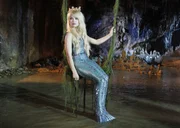 Die kleine Meerjungfrau Undine (Zoe Moore) in ihrer Unterwasserwelt auf der Schaukel.