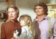 Caroline (Karne Grassle, l.) und Charles (Michael Landon, r.) freuen sich dar&uuml;ber, dass sie ein Kinderm&auml;dchen, unter anderem f&uuml;r Carrie (Lindsay Sidney Greenbush, M.), gefunden haben.