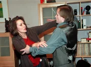 Barach (Axel Wandtke) f&auml;llt &uuml;ber Maia Dietz (Ina Rudolph) her.