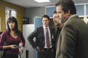 Geben alles, um einen Serienkiller zur Strecke zu bringen: Detective John Fordham (Jonathan Goldstein, r.), Gibbs (Thomas Gibson, 2.v.l.), Rossi (Joe Mantegna, 2.v.r.) und Prentiss (Paget Brewster, l.) ....