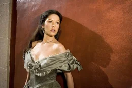 Elena de la Vega (Catherine Zeta Jones)