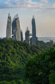 Mount Faber Future: Das futuristische Geb&auml;ude "Reflections at Keppel Bay" ragt von der Henderson Wave Bridge aus, aus den W&auml;ldern hervor.