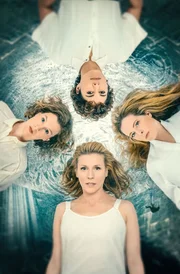 Miriam Hintz (Franziska Weisz, u.), Doris Hauke (Diana Amft, r.), Christiane Boj (Franziska Hackl, l.), In&egrave;s Lemarchal (Jasmin Gerat, o.)